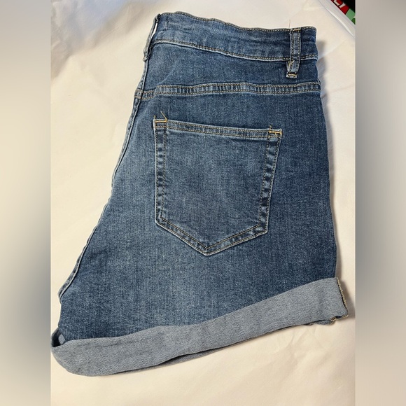 H&M LADIES DENIM CUFFED SHORTS NWOT - Picture 3 of 9